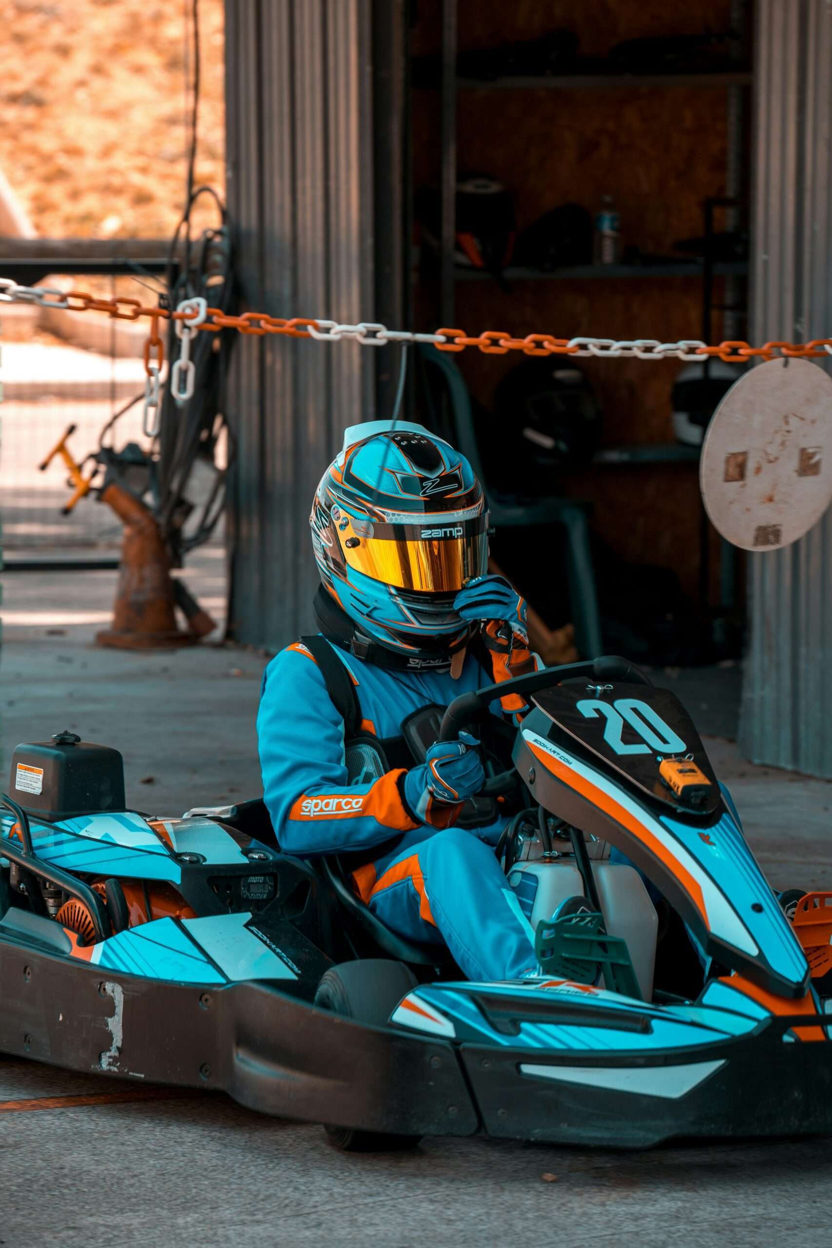 Un pilote de kart rentre au stand après son relais d'endurance.